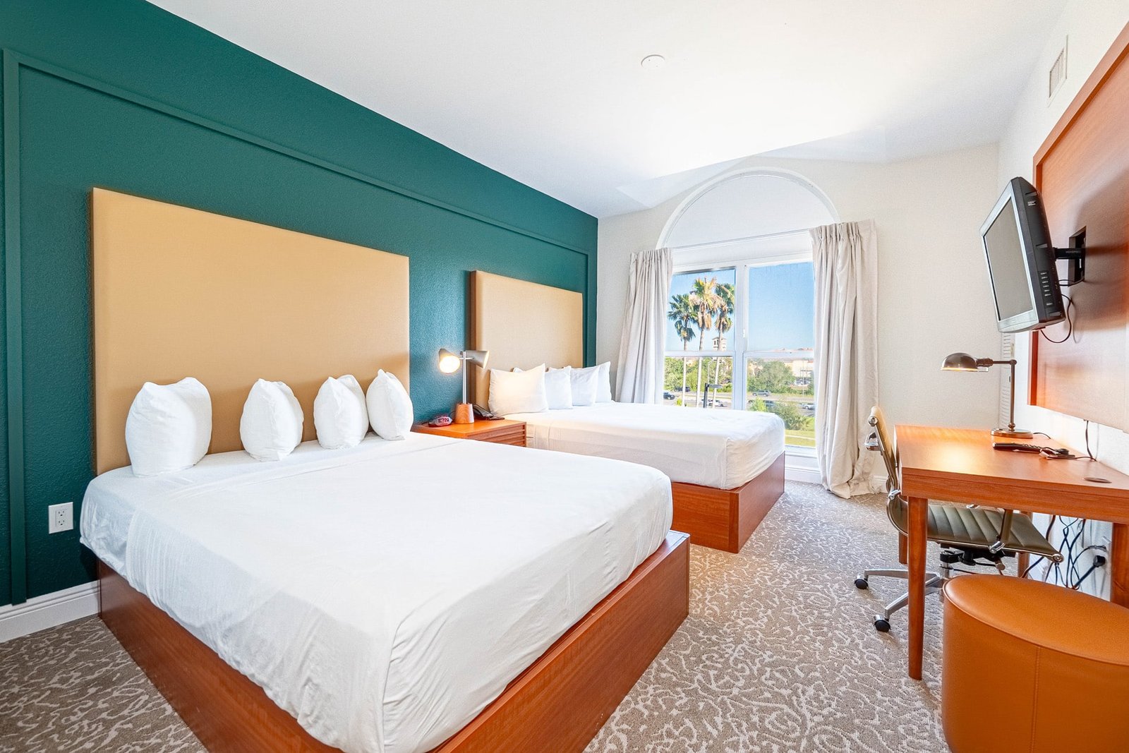 Deluxe Queen Suite